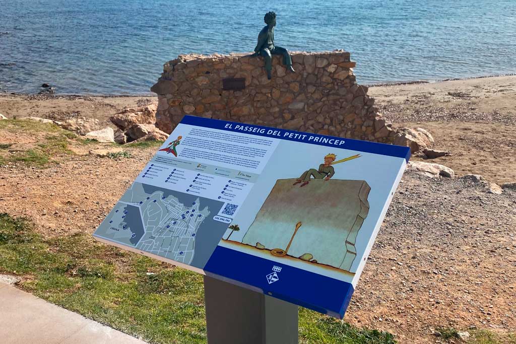 Faristol dedicat a la figura del Petit Princep a l'Escala (Alt Empordà)
