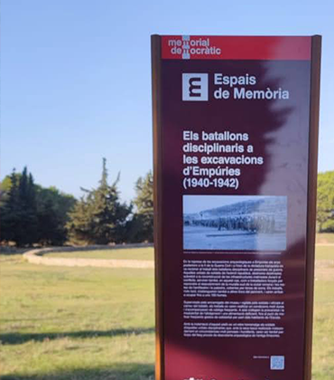 Monòlit de dignificació dels Espais de Memòria del Jaciment d'Empúries (Alt Empordà) Monòlit de dignificació dels Espais de Memòria del Jaciment d'Empúries (Alt Empordà)