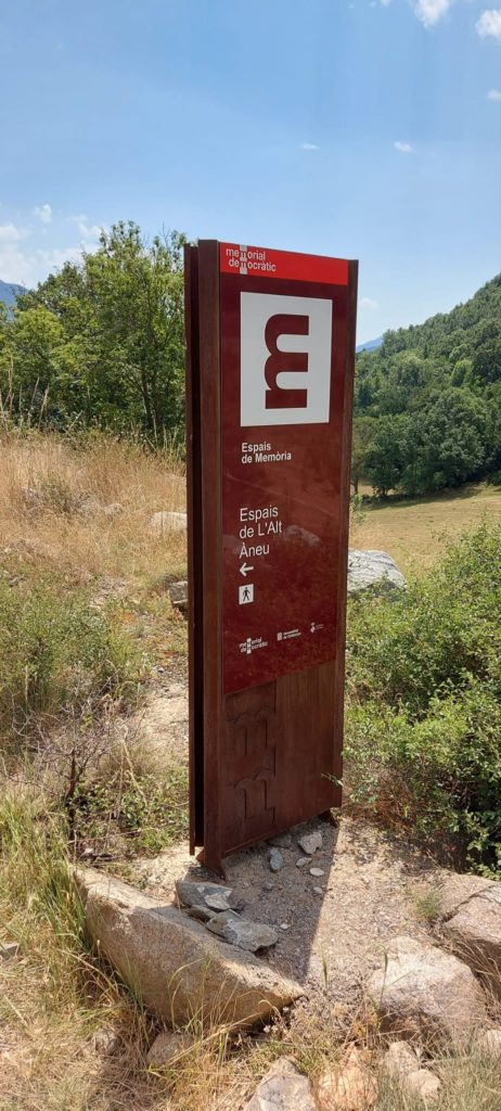 Senyalització tipus Memorial Democràtic a Alt Àneu