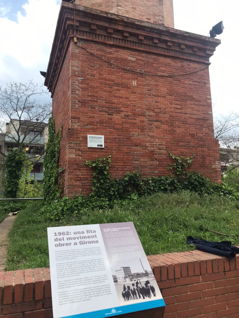 Faristol i placa explicativa de la fàbrica dels Químics de la ciutat de Girona