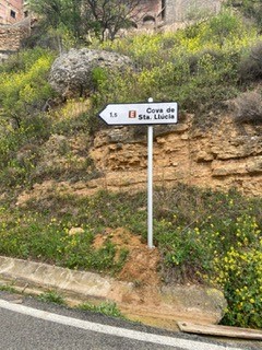 Senyalització direccionaltipus Memorial Democràtic dels Espais de Memòria de la Bisbal de Falset