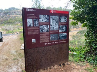 Senyalització tipus Memorial Democràtic dels Espais de Memòria del Parc Natural del Montsant