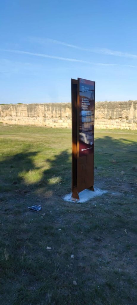 Senyalització tipus Memorial Democràtic a les ruïnes d’Empúries