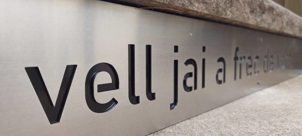 Retolació de les escales del Casino de Peramola amb un poema de Josep Espunyes