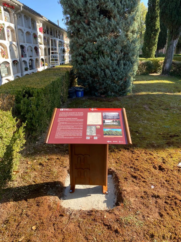 Faristol tipus Memorial Democràtic al cementiri de Taradell