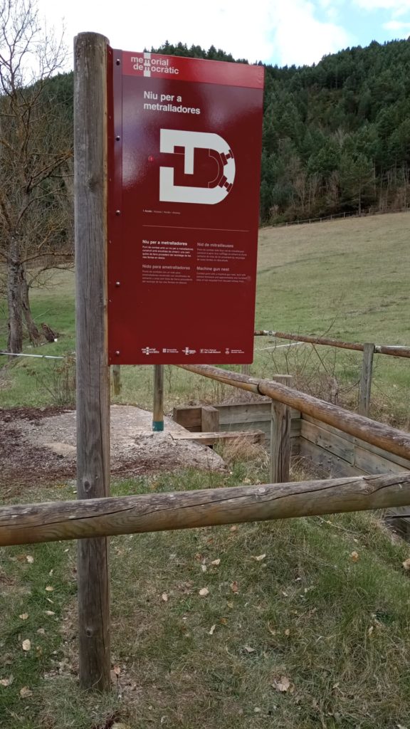 Panells explicatius i direccionals de la ruta dels búnquers de Montellà i Martinet