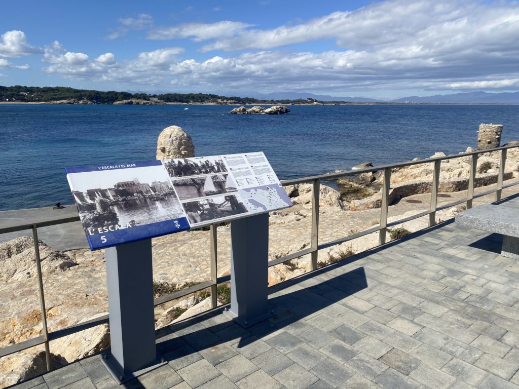 Senyalització dels punts d'interès cultural i turístic del nucli antic de l'Escala