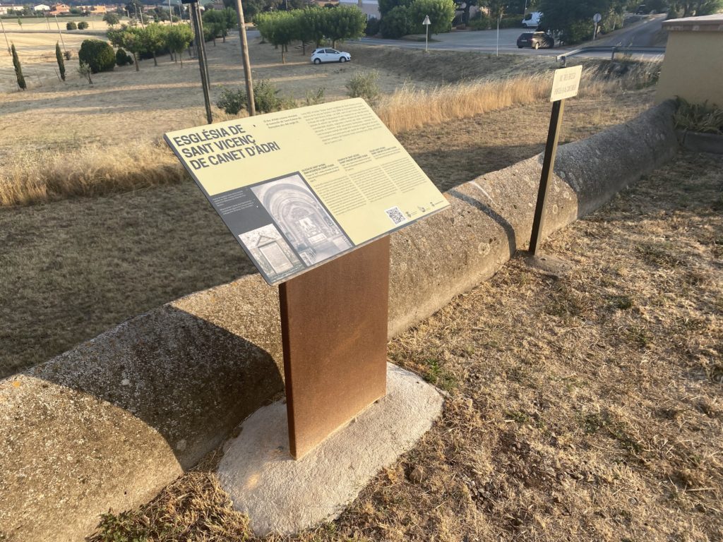 Faristol explicatiu de l'església de Sant Vicenç d'Adri