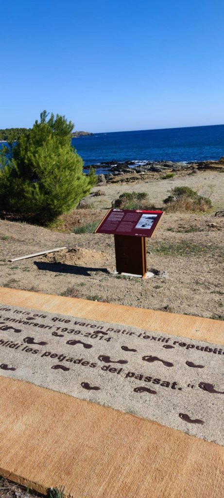 Senyalització tipus Memorial Democràtic a la ruta dels refugiats republicans a Llançà