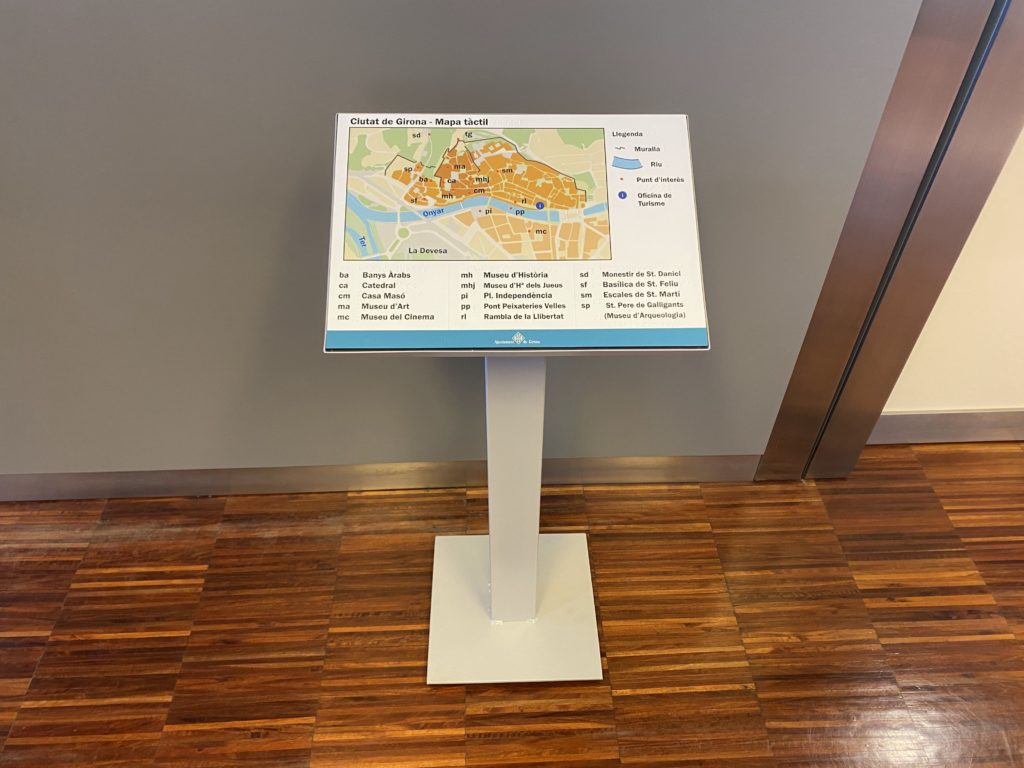 Faristol interpretatiu amb BRAILLE del mapa del Barri Vell de Girona