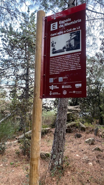 Senyalització tipus Memorial Democràtic de la ruta dels refugiats a Maçanet de Cabrenys