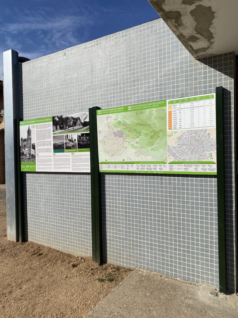 Cartelleres amb informació històrica i turística de Cassà de la Selva