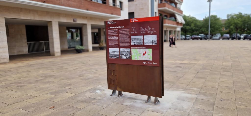 Cartellera tipus Memorial Democràtic a la vila de Palau-Solità i Plegamans.