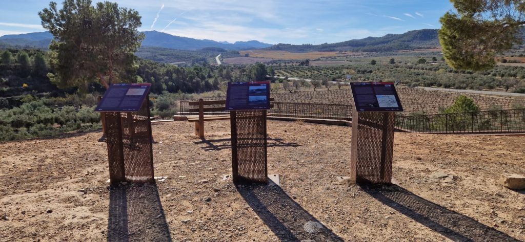 Plaques per a la senyalització de l'Espai de Memòria de Camposines al municipi de La Fatarella