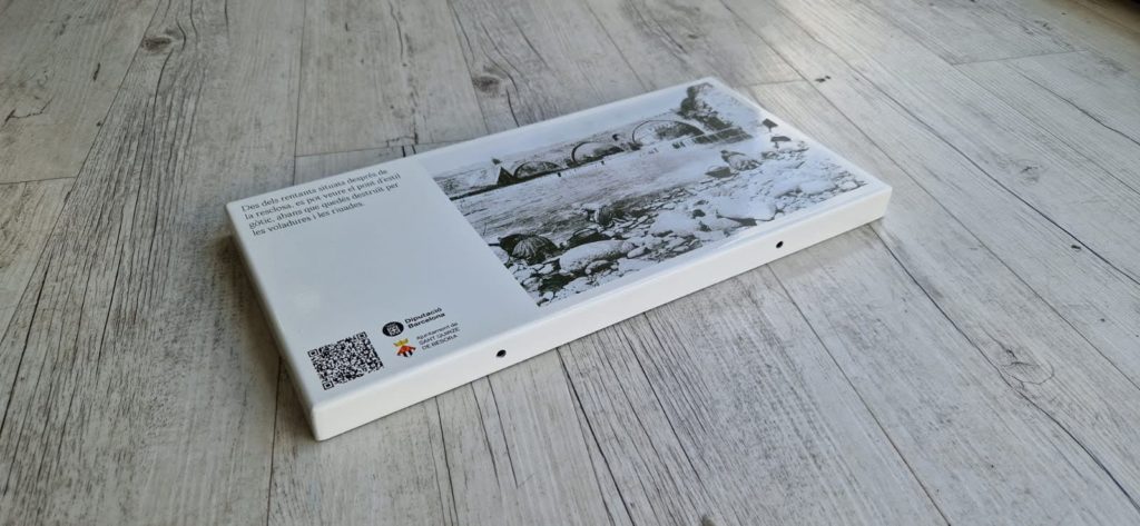 Plaques a paret explicatives de diferents episodis històrics del municipi de Sant Quirze de Besora (Osona)