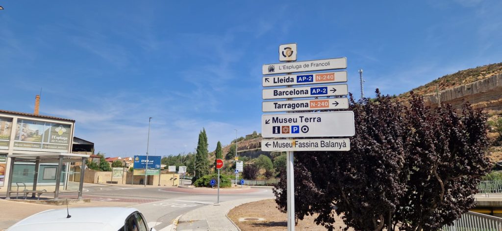 Senyalització identificativa i direccional del Museu Terra a l'Espluga de Francolí.
