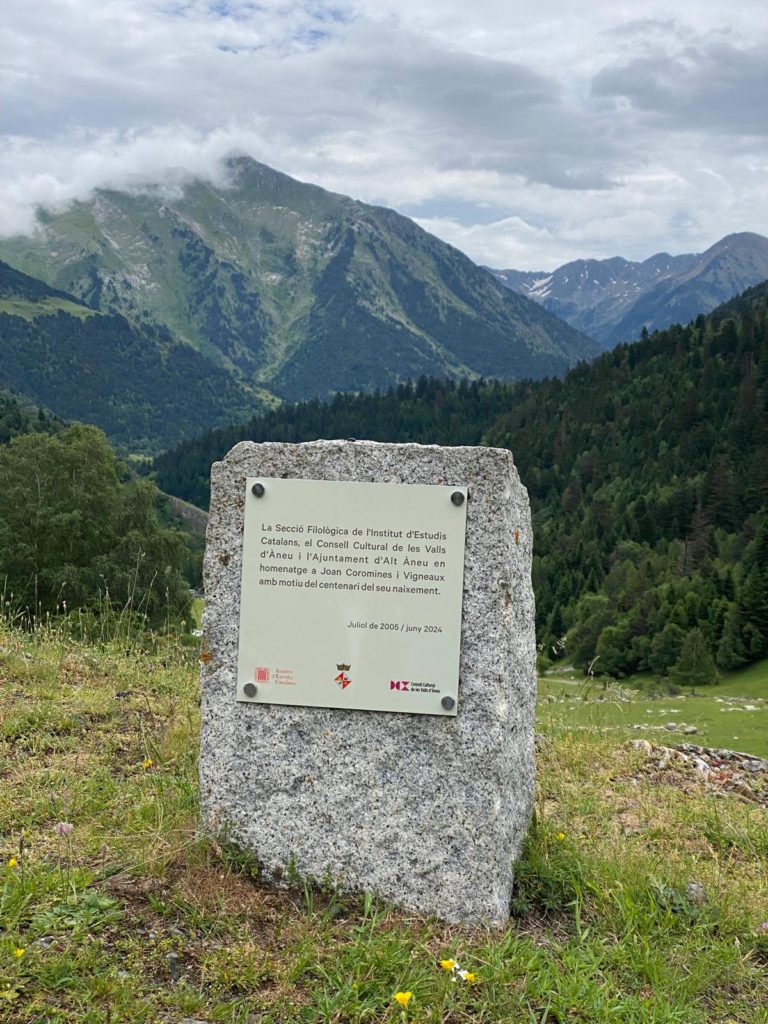 Placa commemorativa a la figura de Joan Corominas a les Valls d'Àneu