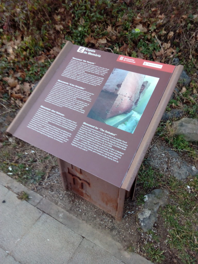 Faristol commemoratiu als Vençuts durant la Guerra Civil a la ciutat d'Olot.