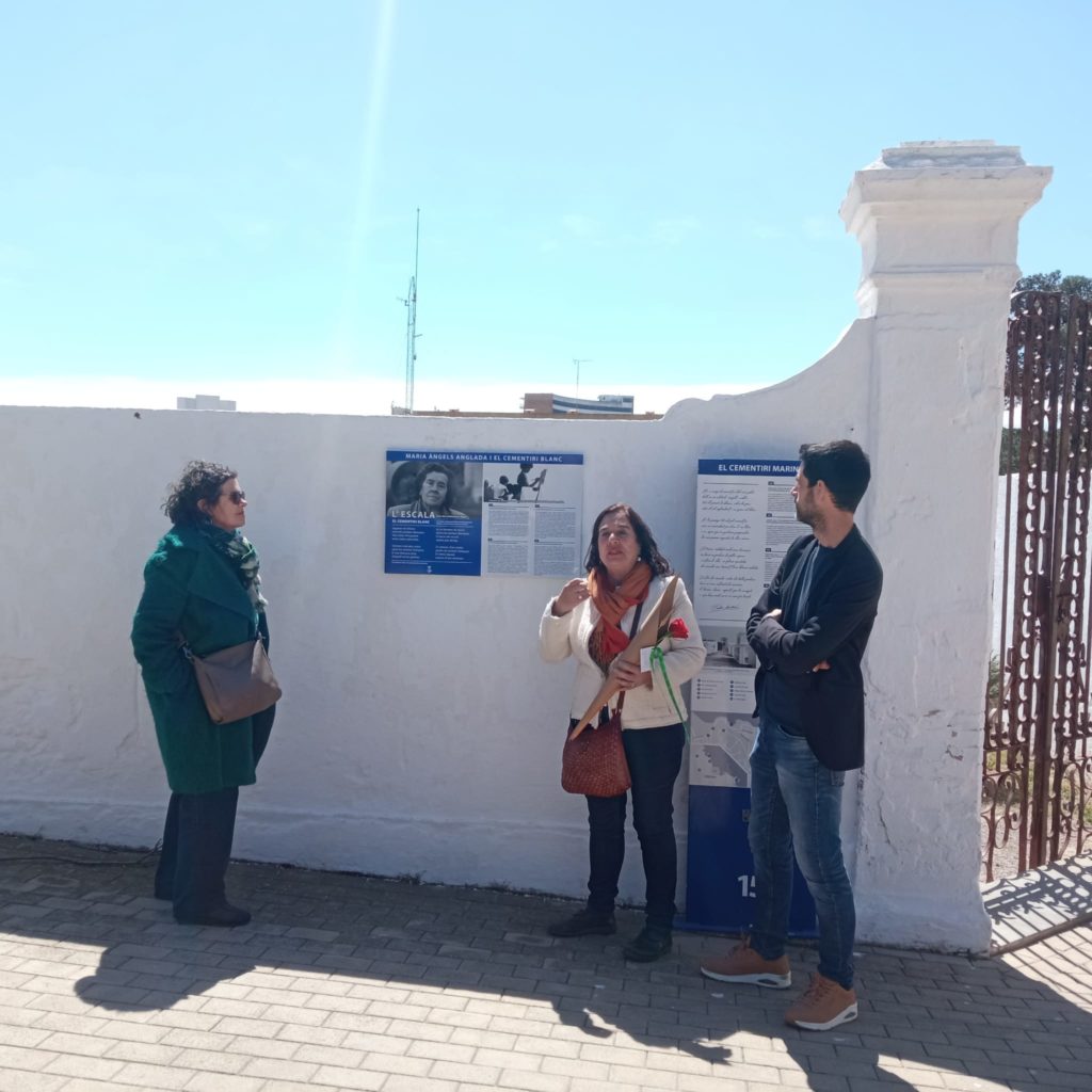 Placa dedicada a l'escriptora Maria Àngels Anglada i el seu poema al Cementiri Blanc de l'Escala.