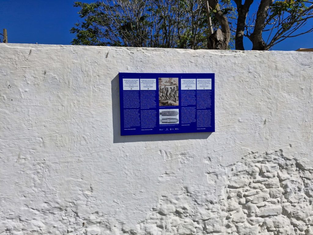 Placa commemorativa sobre l'esclavisme al Cementiri Blanc de l'Escala.